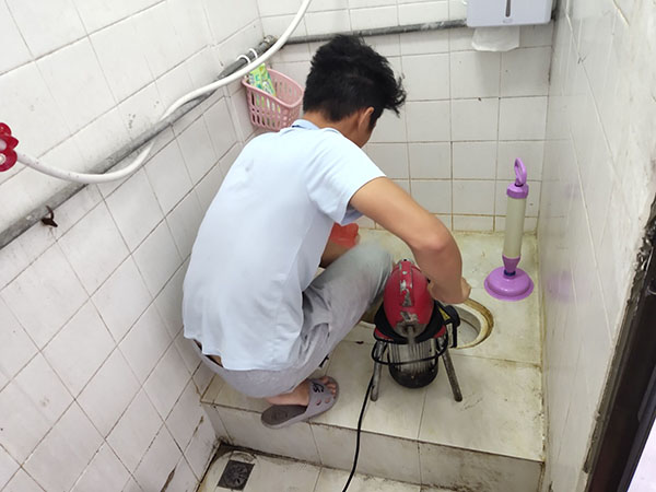 铜梁管道堵塞冒臭气 专业师傅现场解决问题